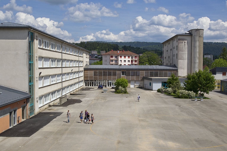 Bâtiment de l'administration, entre externat (à gauche) et internat.