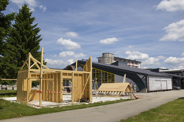 Atelier des métiers du bois et aire de montage.