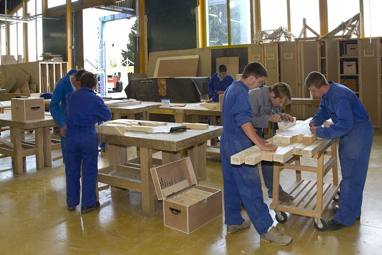 Atelier des métiers du bois : élèves à l'établi.