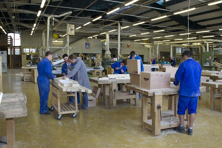 Atelier des métiers du bois : élèves à l'établi.