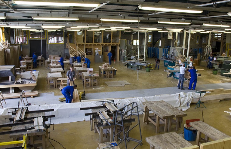 Atelier des métiers du bois : intérieur et établis des élèves.
