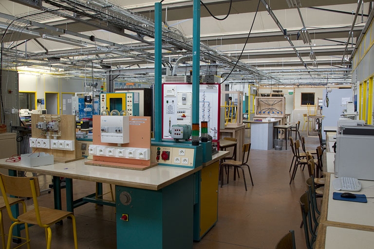 Atelier d'électrotechnique : intérieur.