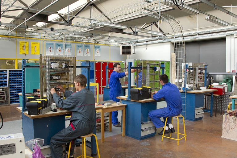 Atelier d'électrotechnique : élèves.