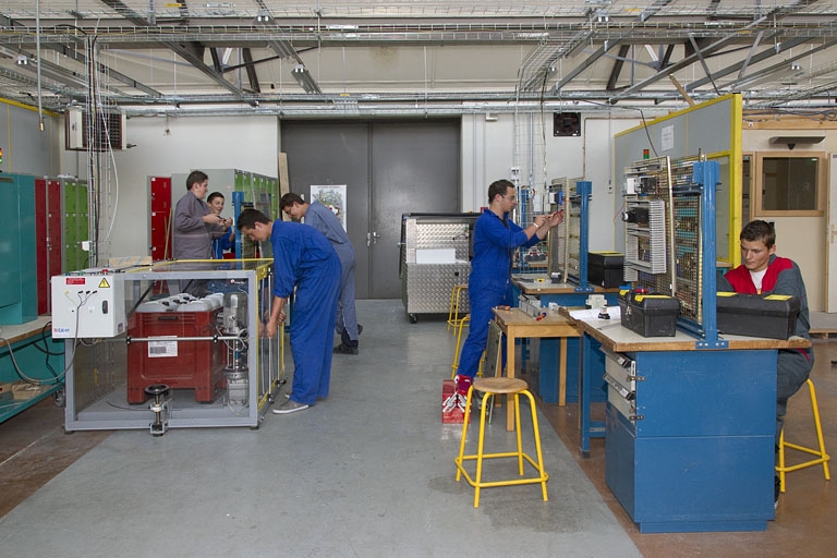Atelier d'électrotechnique : élèves.