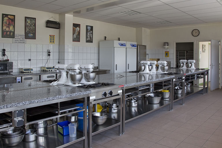 Externat : laboratoire de pâtisserie.