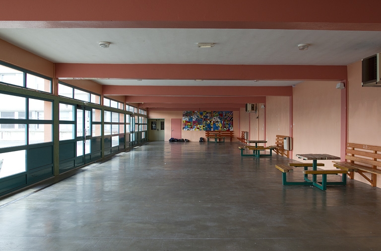 Préau : intérieur.