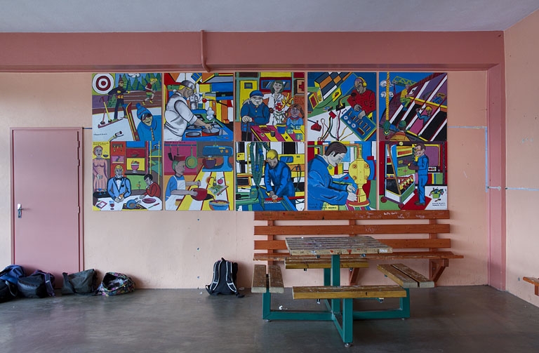 Préau : panneaux peints par les élèves et présentant les formations du lycée.