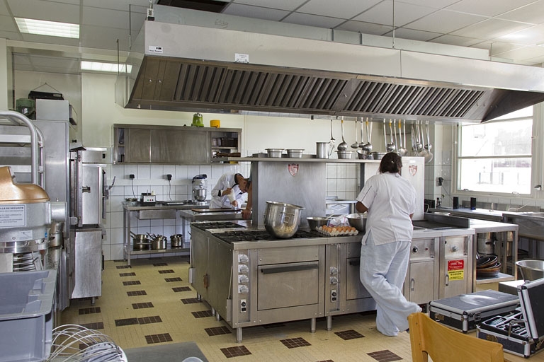 Bâtiment de l'hôtellerie : cuisine pédagogique (sud).