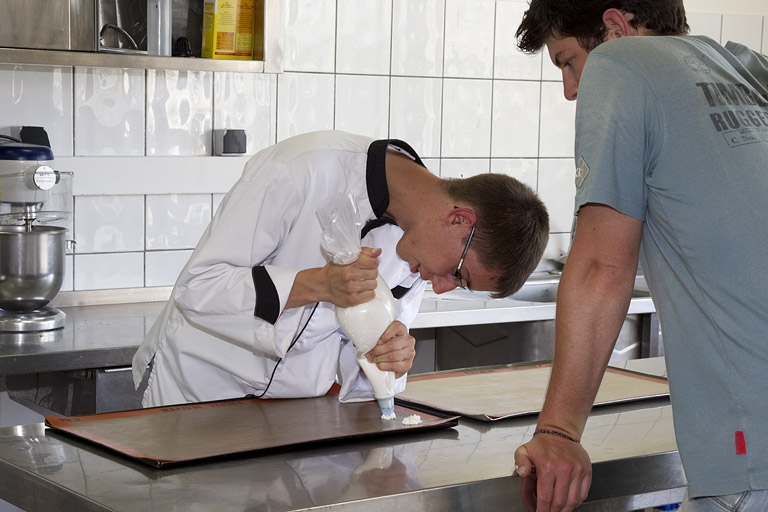 Bâtiment de l'hôtellerie : élève dans la cuisine pédagogique (sud).