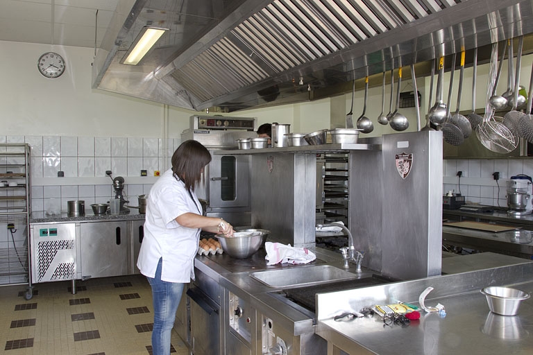 Bâtiment de l'hôtellerie : cuisine pédagogique (sud).
