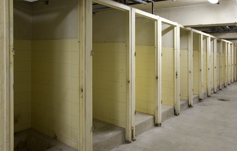 Bâtiment de l'hôtellerie (sous-sol) : bloc sanitaire désaffecté.