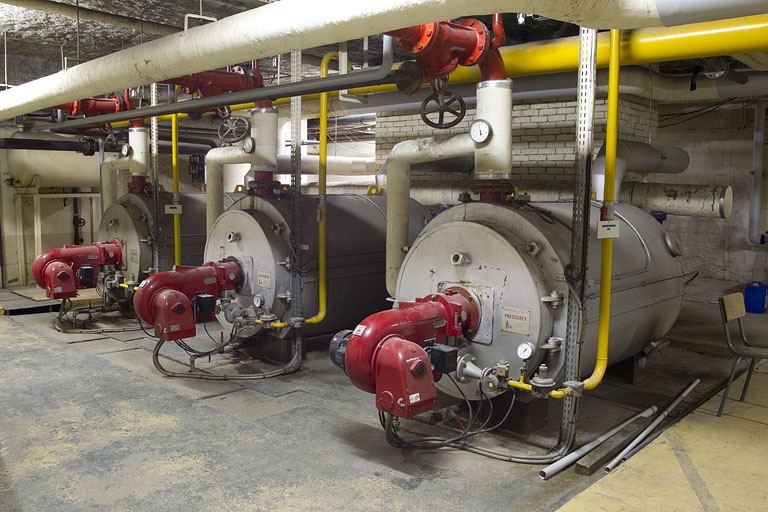Externat (sous-sol), chaufferie : les chaudières.