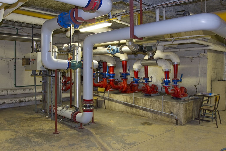 Externat (sous-sol), chaufferie : les pompes.