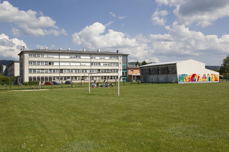 Bâtiment de l'hôtellerie et gymnase.