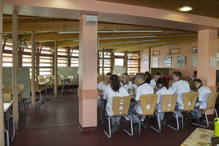 Bâtiment de la restauration : salle de restaurant.