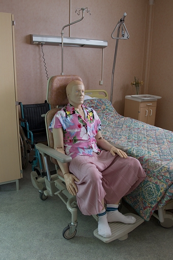Bâtiment de l'hôtellerie (1er étage), hôpital pédagogique : salle de gériatrie, avec mannequin.