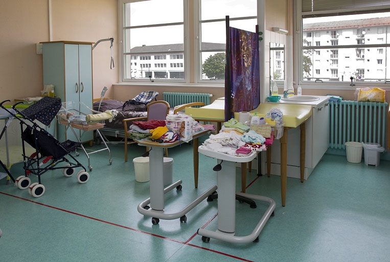 Bâtiment de l'hôtellerie (1er étage), hôpital pédagogique : salle de puériculture.