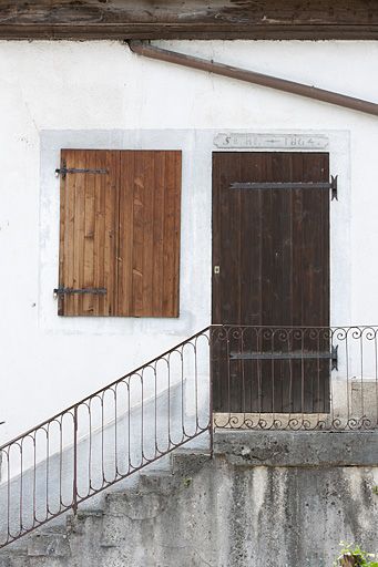 Détail de la façade est d'une maison (10 rue du Mavuron).