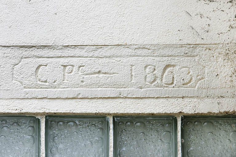 Linteau de porte d'une maison individuelle (rue du Mavuron).