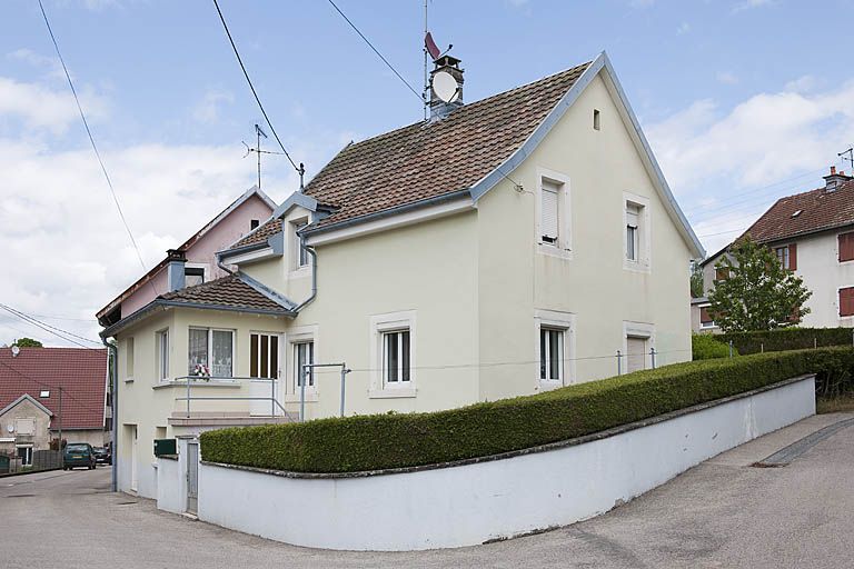 Maison ouvrière vue de trois quarts.