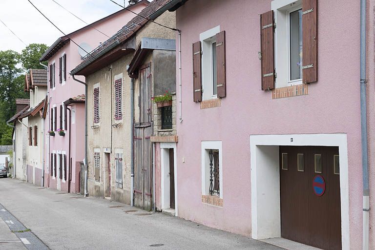 Façades ouest des logements ouvriers situés dans le bas de la rue de la Voûte.