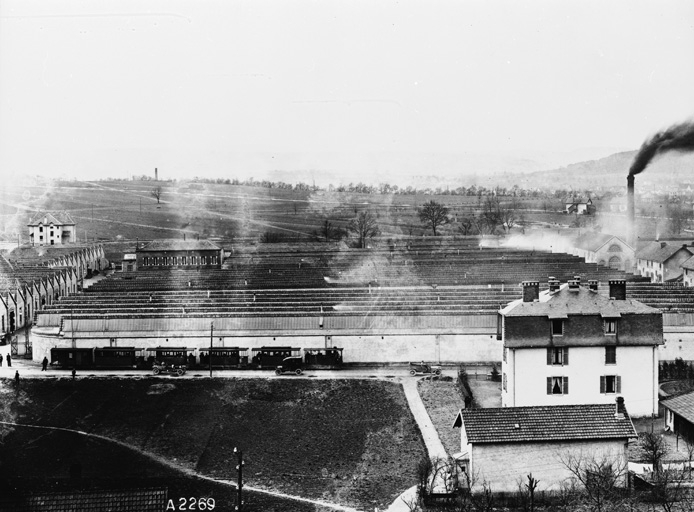 Sheds de l'usine depuis le nord. Photogr., s.n., s.d. [début du 20e siècle].