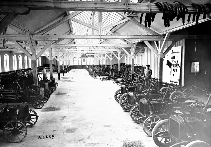 Usine d'Audincourt (?). Véhicules en attente de carrossage. Photogr., s.n., s.d. [vers 1910].
