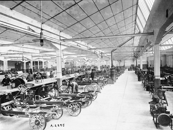 Usine d'Audincourt (?). Atelier de montage des châssis. Photogr., s.n., s.d. [début 20e siècle].