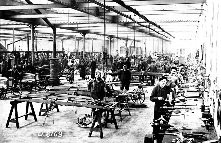 Usine d'Audincourt (?). Atelier d'assemblage des châssis. Photogr., s.n., s.d. [vers 1903].