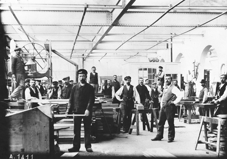 Atelier de menuiserie (carrossage ?). Photogr., s.n., s.d. [vers 1900].
