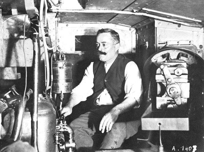 Essai de moteurs (?). Photogr., s.n., s.d. [vers 1913].