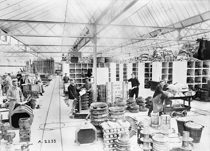 Magasins de stockage de pièces. Photogr., s.n., s.d. [vers 1912].