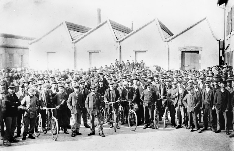 Ouvriers à la sortie de l'usine. Photogr., s.n., s.d. [début du 20e siècle].