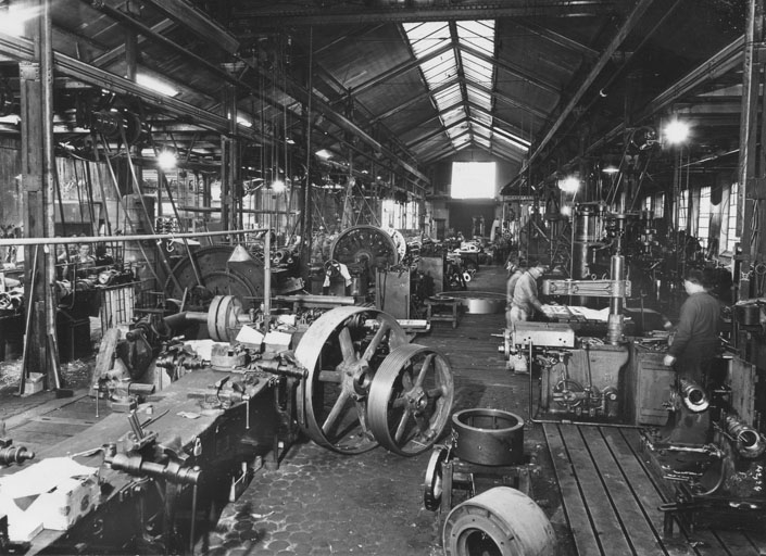 Vue intérieure d'un atelier de construction mécanique de l'usine Cuvier puis Wyss à Seloncourt. S.d. [milieu 20e siècle].