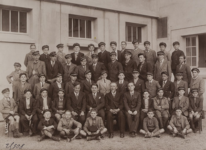 1° année [groupe d'élèves et professeurs], photographie, s.n., s.d. [entre 1932 et 1937].