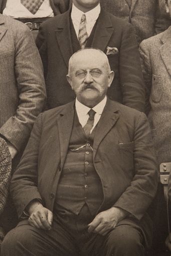 Ecole nationale d'Optique de Morez. Participants à la semaine de l'Enseignement de l'Optique 1927 [détail du directeur Jules Monneret], photographie, par René.