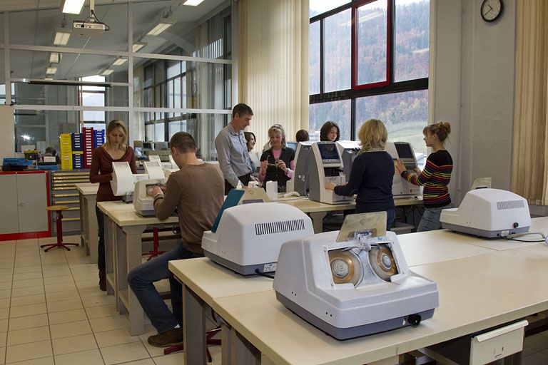 Bâtiment B, optique-lunetterie (1er étage) : ensemble de machines à déborder. Meuleuses MD2, d'Essilor.