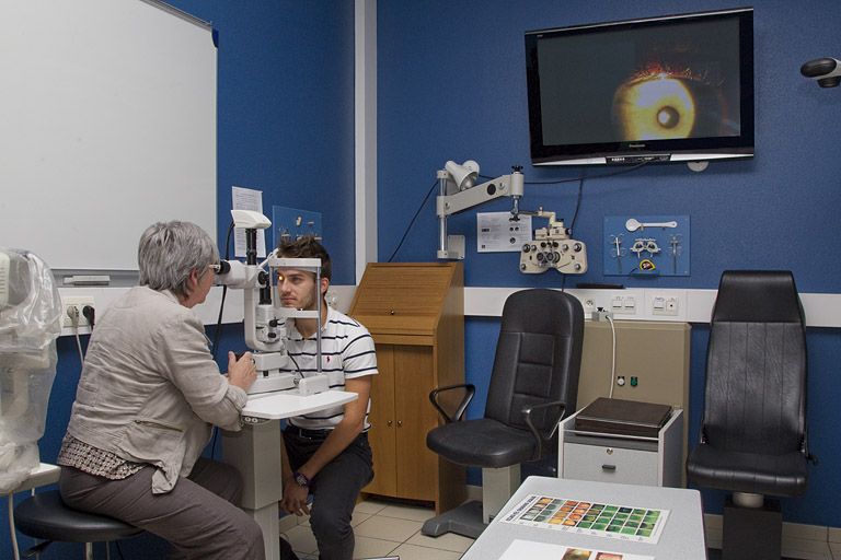 Bâtiment B : examen de la vue en contactologie.