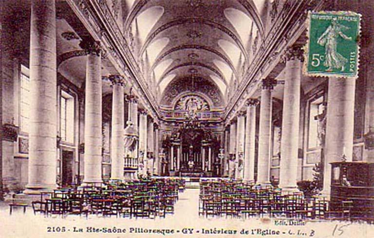 L'intérieur de l'église sur une carte postale ancienne