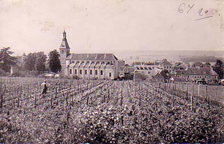 Vue sud de l'église sur une carte postale