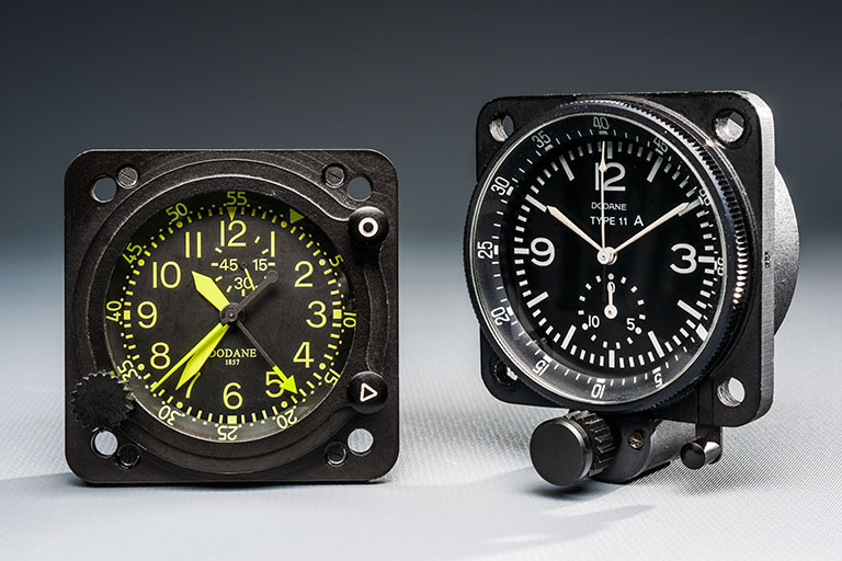 Chronographes de bord Dodane type 11 A (à droite) et sa version actuelle type 211 (à gauche).