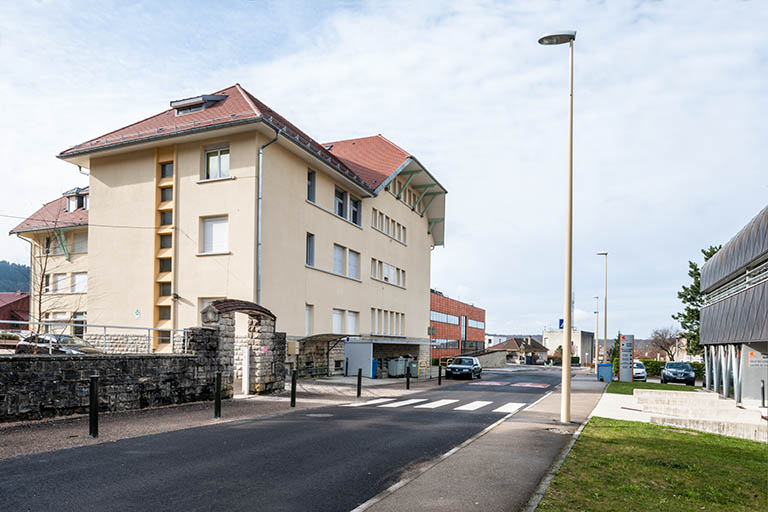 Façade nord de l'internat sur la rue du vieil hôpital.