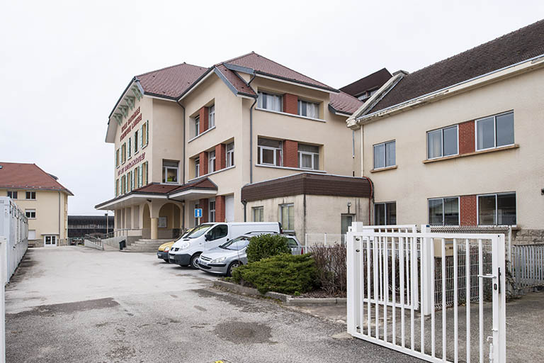 Façade antérieure ouest de l'école.