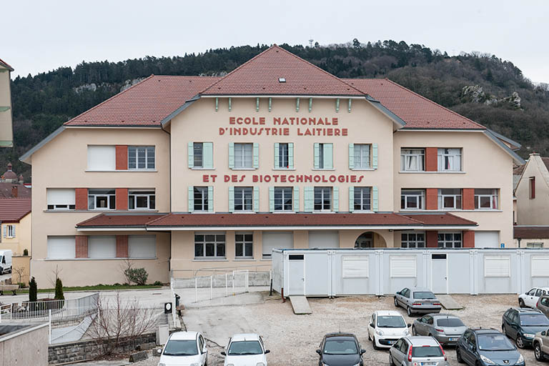 Façade antérieure ouest de l'école.