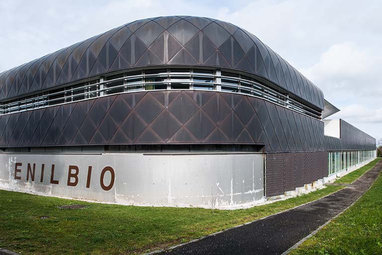 Angle sud-est et façade orientale de la halle de génie alimentaire.
