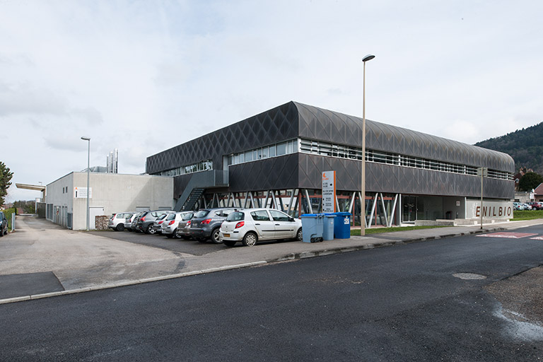 Vue sur les façades ouest et sud de la halle de génie alimentaire.