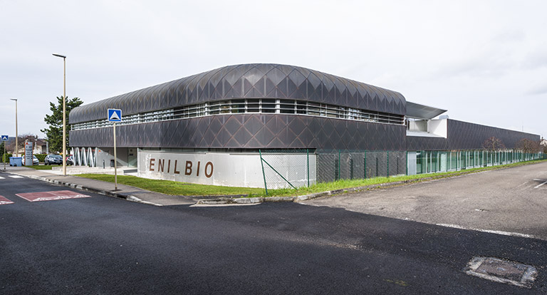 Vue sur les façades est et sud de la halle de génie alimentaire.
