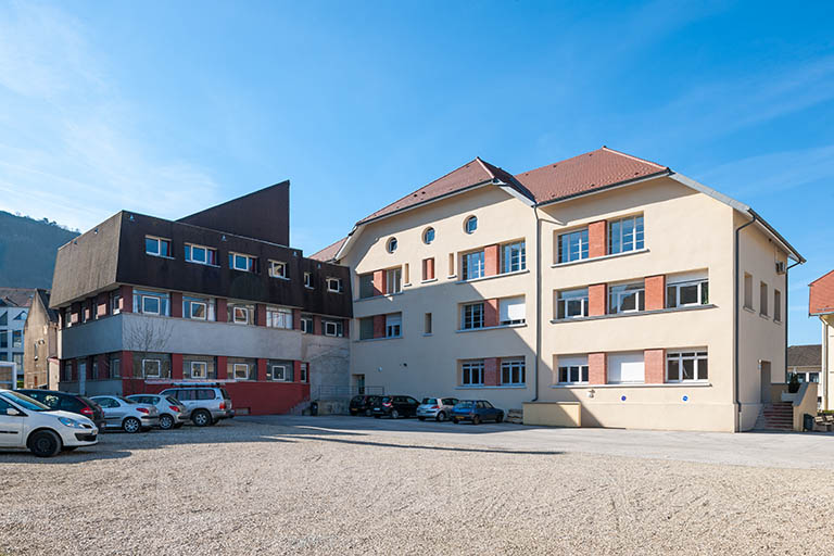 Cour intérieure, angle nord-est de l'école et façade nord de l'extension est.