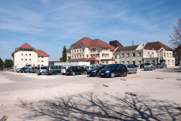 Depuis le champ de foire, les préfabriqués, l'école et son internat.
