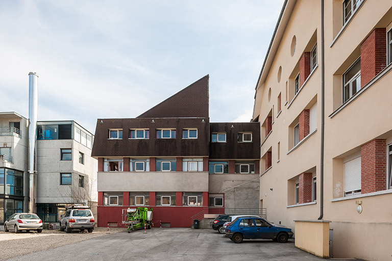 Façade postérieure est de l'école, façade nord de l'extension est de l'école et pignon nord de Cécalait.